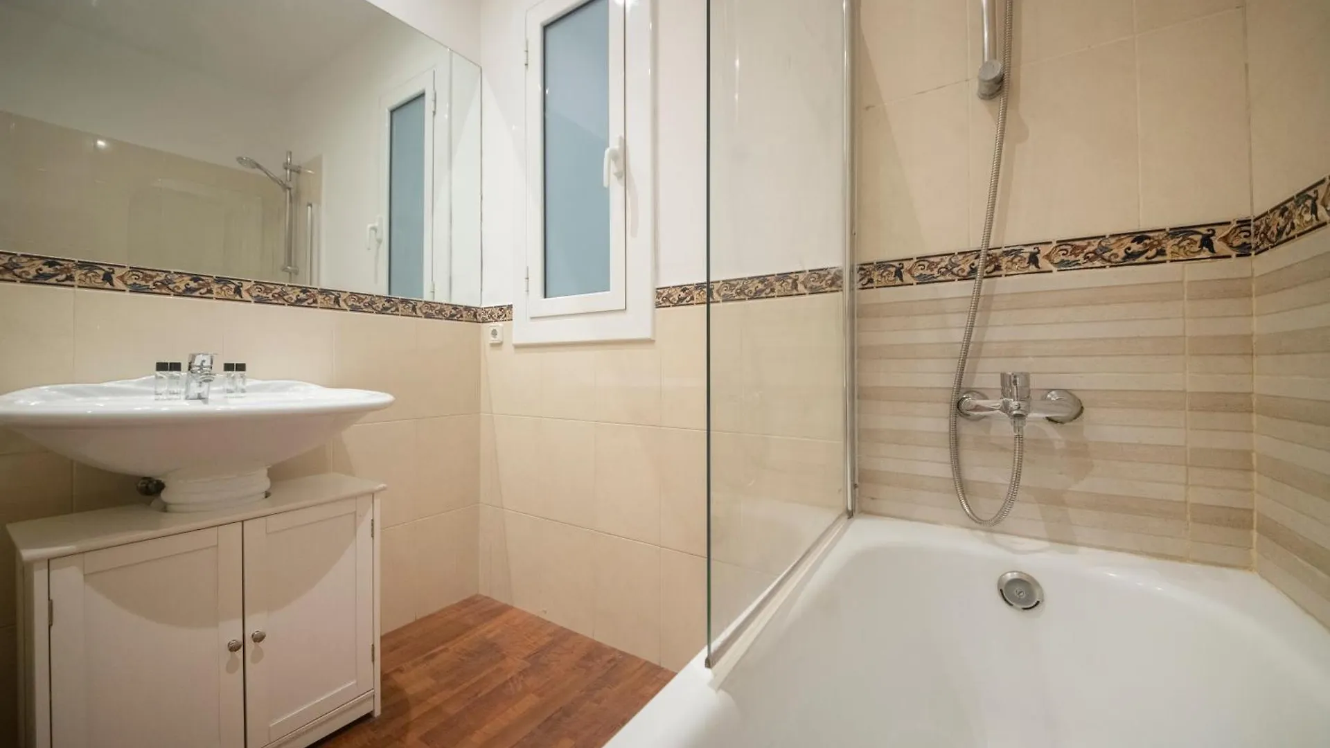 One Bedroom Apartment In Carrer Arago Barcelona