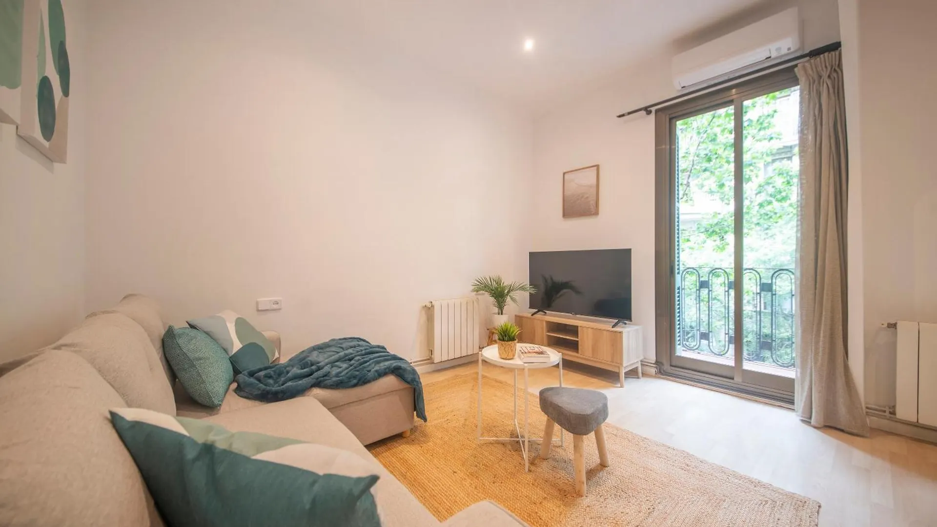 One Bedroom Apartment In Carrer Arago Barcelona